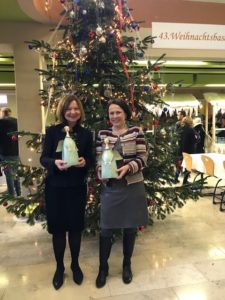 Bürgermeisterin Gertrud Maltz-Schwarzfischer und Stadträtin Margit Wild beim Weihnachtsbasar