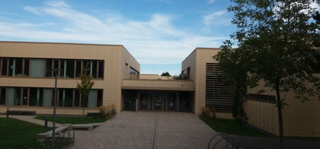 Wege aus der Krise – Der Mensch im Mittelpunkt; Weiterer Ausbau der Jugendsozialarbeit an Schulen Wege aus der Krise – Der Mensch im Mittelpunkt; Weiterer Ausbau der Jugendsozialarbeit an Schulen